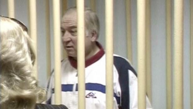 Sergej Skripal na záběrech od moskevského vojenského soudu, 9. srpna 2006.  A still image taken from video shows Sergei Skripal, a former colonel of Russia&#039;s GRU military intelligence service, attending a hearing at the Moscow military district court, Russia August 9 2006