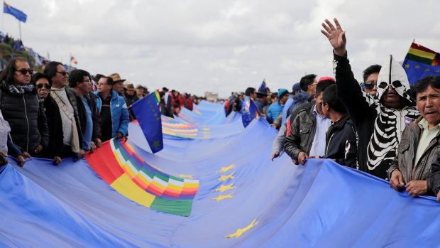 Tisíce Bolivijců se podílely na rozmístění 200 km dlouhé námořní vlajky