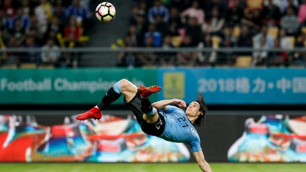 Edinson Cavani během gólu proti Česku