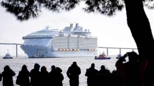 Největší parník světa Symphony of the Seas vyplouvá z přístavu Saint-Nazaire na západě Francie