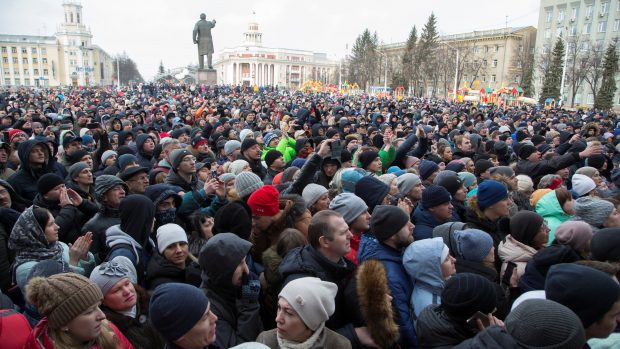 Demonstranti na náměstí ve městě Kemerovo.