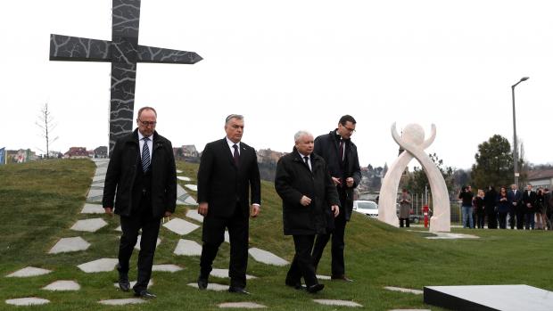 Předseda strany Právo a spravedlnost Jarosław Kaczyński, polský premiér Mateusz Morawiecki a maďarský premiér Viktor Orbán odhalili v dubnu 2018 v Budapešti pomník obětem smolenské letecké nehody