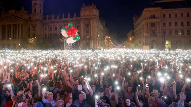 Desetitisíce Maďarů  protestují v Budapešti proti Viktoru Orbánovi