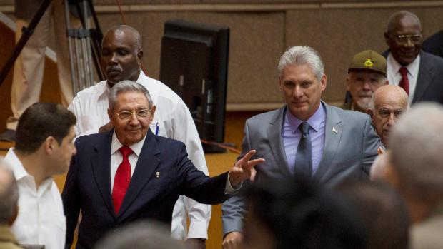 Raúl Castro a Miguel Díaz-Canel na půdě kubánského parlamentu v Havaně, 18. dubna 2018.