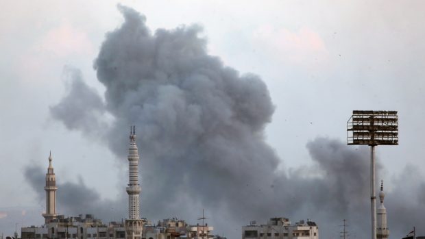 Syrská armáda bombarduje jižní část Damašku, stejně jako nedaleký palestinský tábor Jarmúk, kde se ozbrojenci Islámského státu rovněž ukrývají.