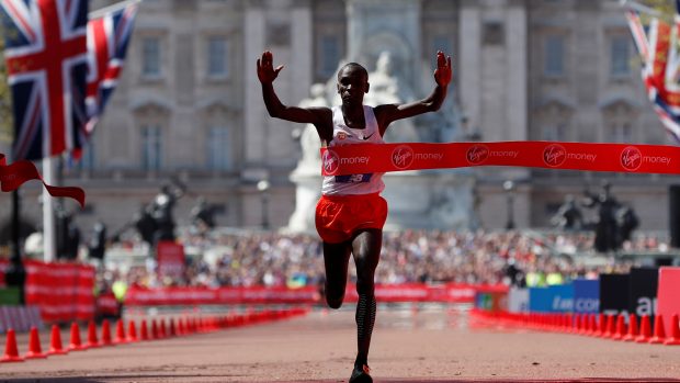 Eliud Kipchoge v cíli Londýnského maratonu