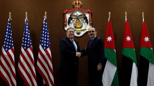 Americký ministr zahraničí Mike Pompeo se svým jordánským protějškem  Ajmánem Safadím při návštěvě Jordánska