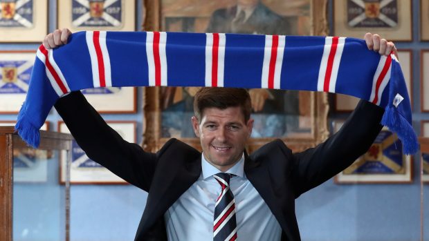 Steven Gerrard na tiskové konferenci Glasgow Rangers, kde ho klubové vedení představilo jako nového kouče.