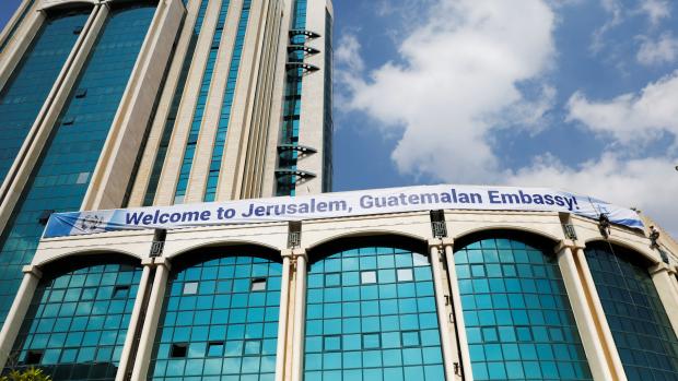 Vítejte u guatemalské ambasády v Jeruzalémě! stojí na banneru.