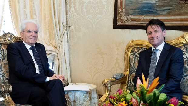 Italský prezident Sergio Mattarella (vlevo) a nový premiér Giuseppe Conte