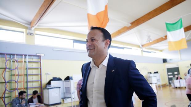 Irský premiér Leo Varadkar ve volební místnosti.