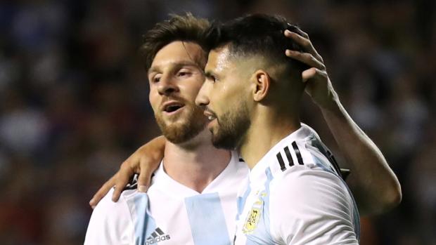 Útočníci Argentiny Lionel Messi (vlevo) a Sergio Aguero.