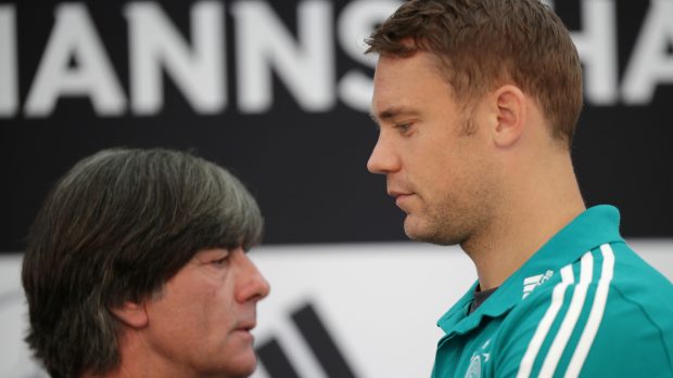 Německý reprezentační trenér Joachim Löw (vlevo) a fotbalový brankář Manuel Neuer