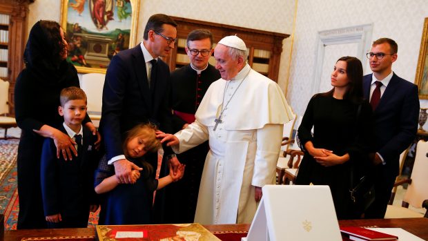 Polský premiér Mateusz Morawiecki s rodinou při soukromé audienci u papeže Františka.