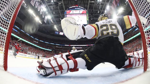 Michal Kempný (v červeném dresu) v okamžiku, kdy střílí pátý gól Washingtonu Capitals.