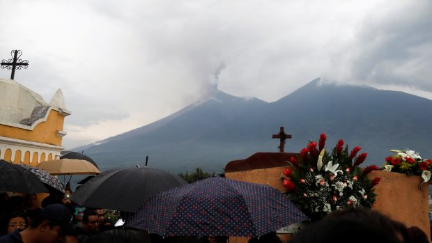 Guatemalská sopka Fuego.