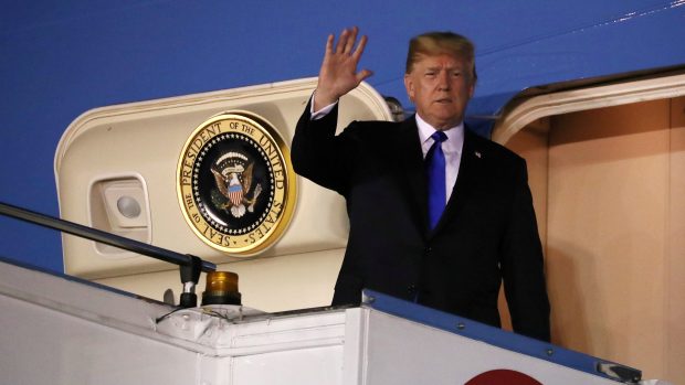 Americký prezident Donald Trump po přistání v Singapuru