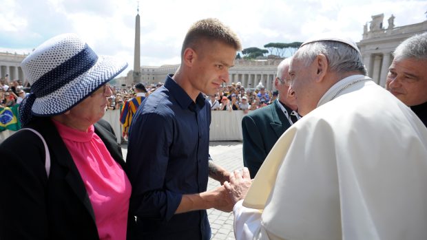 Tomasz Komenda při setkámí s papežem Františkem