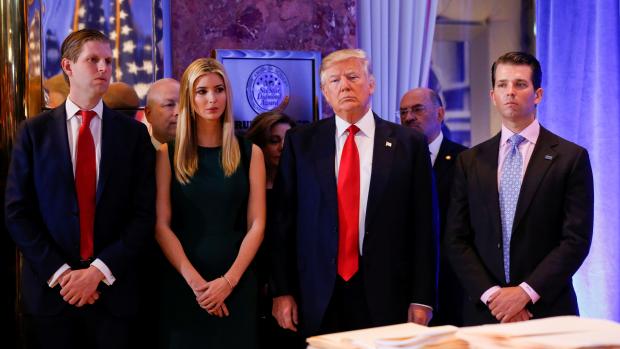 Donald Trump s trojici svých nejstarších dětí na tiskové konferenci v lednu 2017