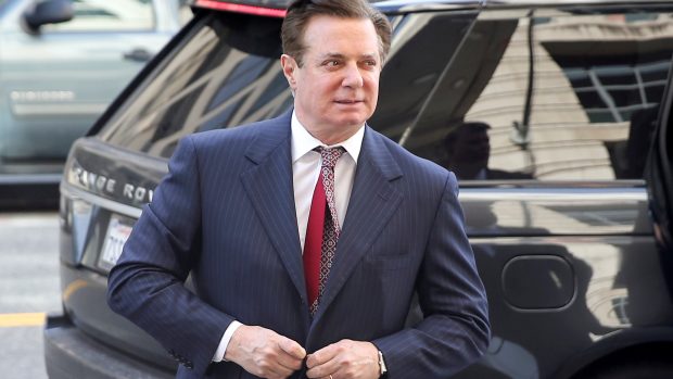 Paul Manafort přichází před soud ve Washingtonu