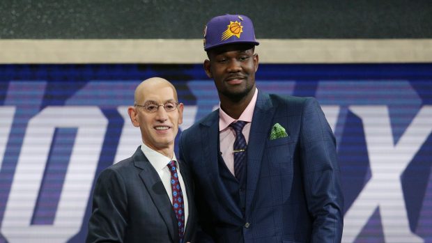 Deandre Ayton (vpravo) je letošní jednička draftu NBA