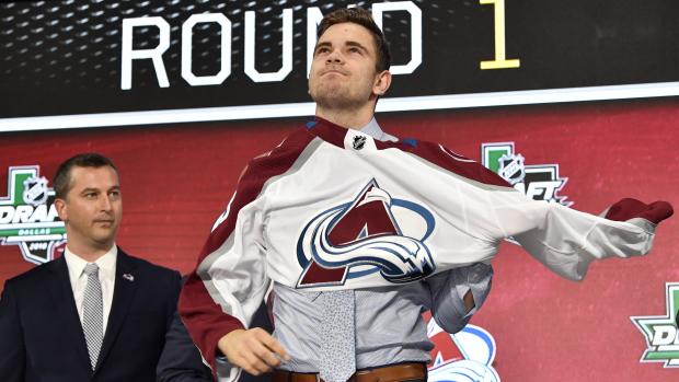 Hokejový útočník Martin Kaut si obléká dres svého nového klubu Colorado Avalanche.