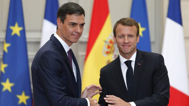 Macron (vpravo) a Sánchez na konci společné tiskové konference v Paříži.