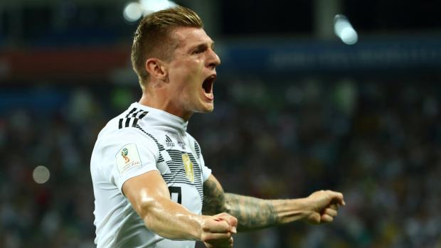 Německý záložník Toni Kroos oslavuje gól proti Švédsku