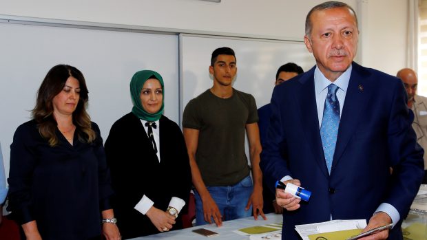 Předseda volební komise slíbil, že prošetří všechny případné prohřešky. Na snímku volí stávající hlava státu Erdogan.