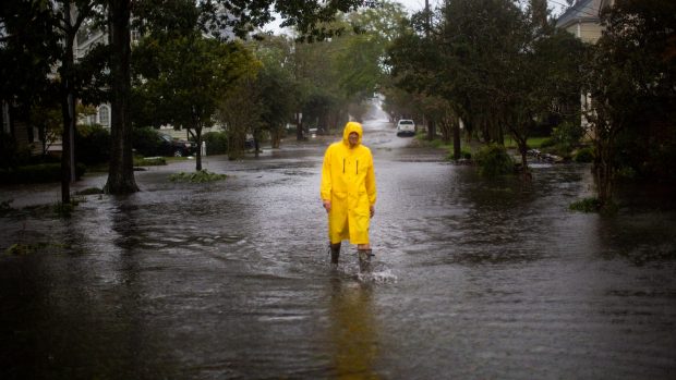 Muž prochází ulicemi zaplaveného města New Bern v Severní Karolíně.