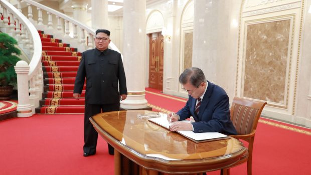 Jihokorejský prezident Mun Če-in se zapsal do pamětní knihy v sídle Korejské strany práce v Pchjongjangu. Přihlíží tomu severokorejský diktátor Kim Čong-un.