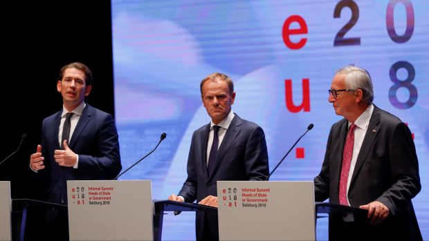 Předseda Evropské rady Donald Tusk (uprostřed), předseda Evropské komise Jean-Claude Juncker (napravo) a rakouský kancléř Sebastian Kurz (nalevo)