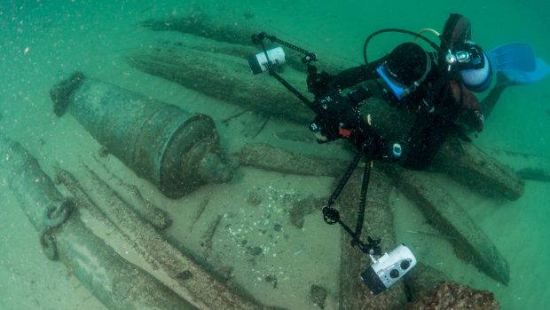 Děla a zbytky portugalské lodě, kterou našli archeologové nedaleko Lisabonu.