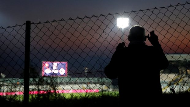 Fanoušci se snažili sledovat utkání všemi způsoby