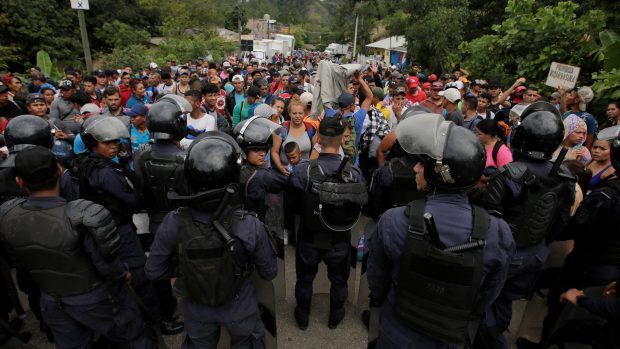 Tisíce lidí z takzvané karavany migrantů byly zablokovány na pohraničním mostě mezi Guatemalou a Mexikem