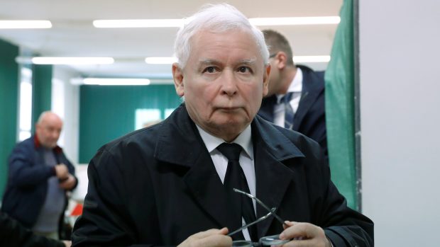 Předseda strany Právo a spravedlnost Jarosław Kaczyński ve volební místnosti.