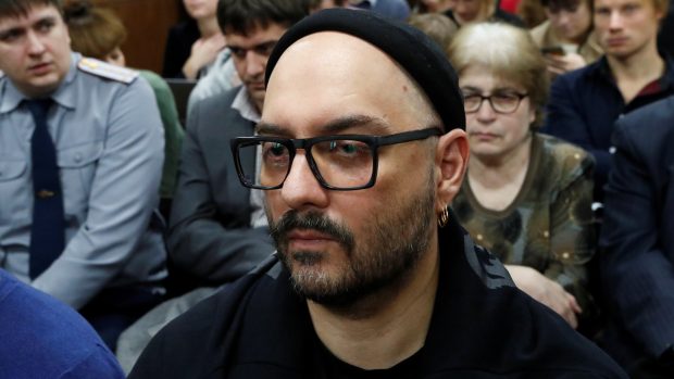 Ruský filmař a divadelník Kirill Serebrennikov u soudu v Moskvě (foto z roku 2018