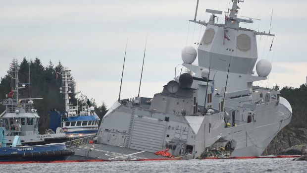 Loď norského námořnictva KNM Helge Ingstad po kolizi s tankerem