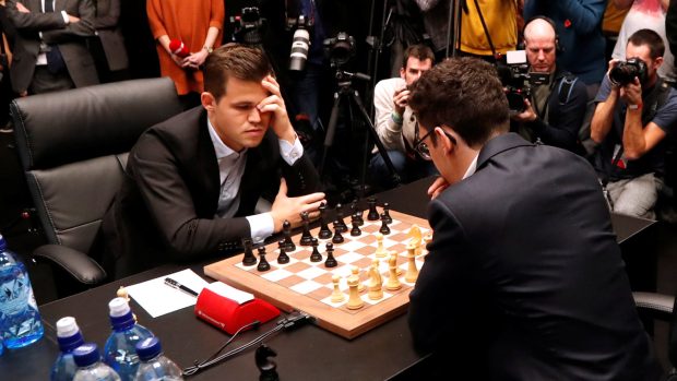 Magnus Carlsen a Fabiano Caruana bojují v Londýně o titul mistra světa a také si rozdělí milion eur.