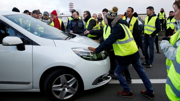 Silniční blokáda ve Francii, na snímku zablokovaný vůz na silnici v Nantes