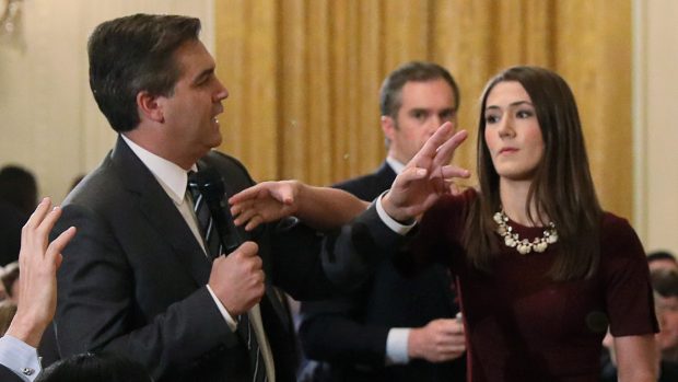 Novinář CNN Jim Acosta bojující o mikrofon