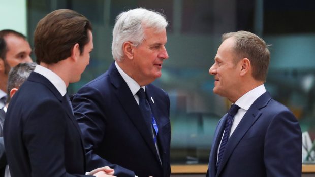 Politici na summitu EU. Zleva: rakouský kancléř Sebastian Kurz, hlavní unijní vyjednavač brexitu Michel Barnier a předseda Evropské rady Donald Tusk