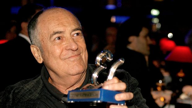 Bernardo Bertolucci s cenou , kterou obdržel na filmovém festivalu v portugalském Lisabonu.