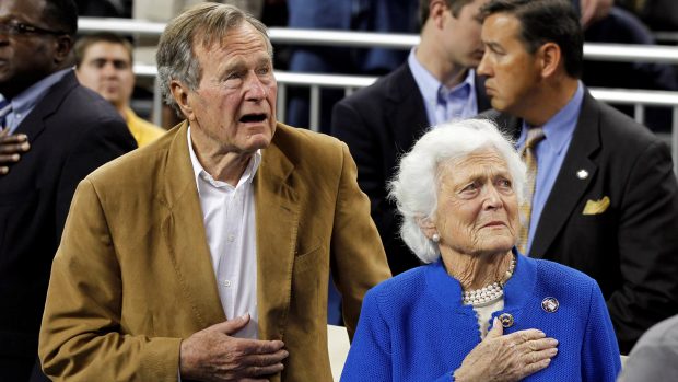 George Bush starší s manželkou Barbarou při státní hymně při finále univerzitního basketbalového šampionátu v Houstonu v roce 2011