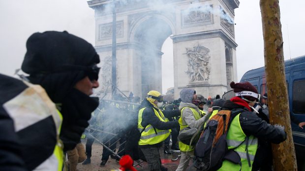 Protestující se střetli s těžkooděnci u Vítězného oblouku na Champs-Élysées