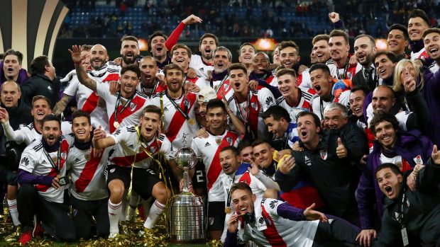 Hráči River Plate s trofejí pro vítěze Superclásica