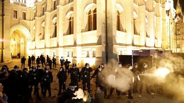 Policie použila proti demonstrantům před budovou parlamentu slzný plyn