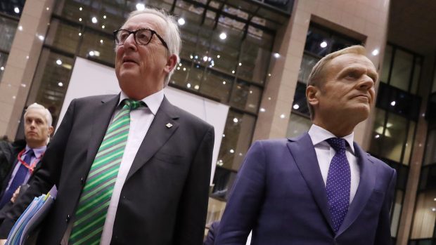 Summit evropských lídrů v Bruselu, vlevo předseda Evropské komise Jean-Claude Juncker, vpravo předseda unijních summitů Donald Tusk