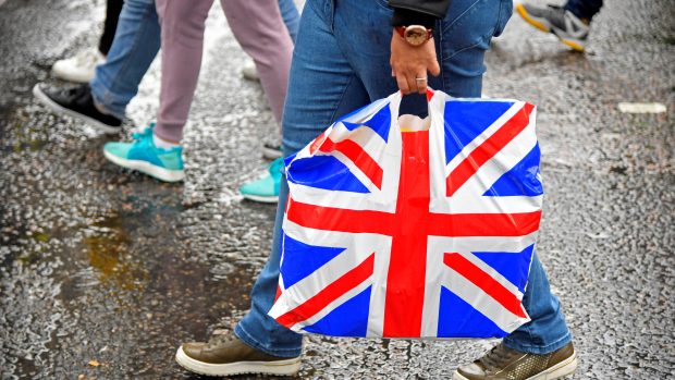 Británie se chystá na deset pencí (2,90 Kč) zdvojnásobit poplatek za plastové tašky na jedno použití