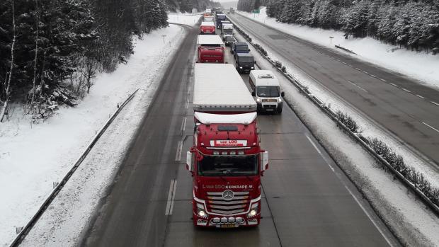 Pomalu jedoucí kolona po D1 od Brna na Prahu u Větrného Jeníkova.